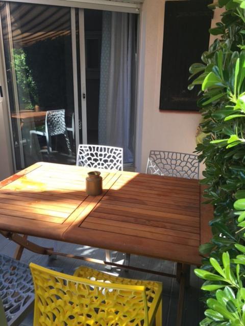 شقة Rez De Jardin + Terrasse Piscine Et Acces Direct Plage سان سيبريان المظهر الخارجي الصورة