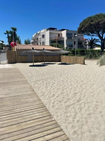 شقة Rez De Jardin + Terrasse Piscine Et Acces Direct Plage سان سيبريان المظهر الخارجي الصورة